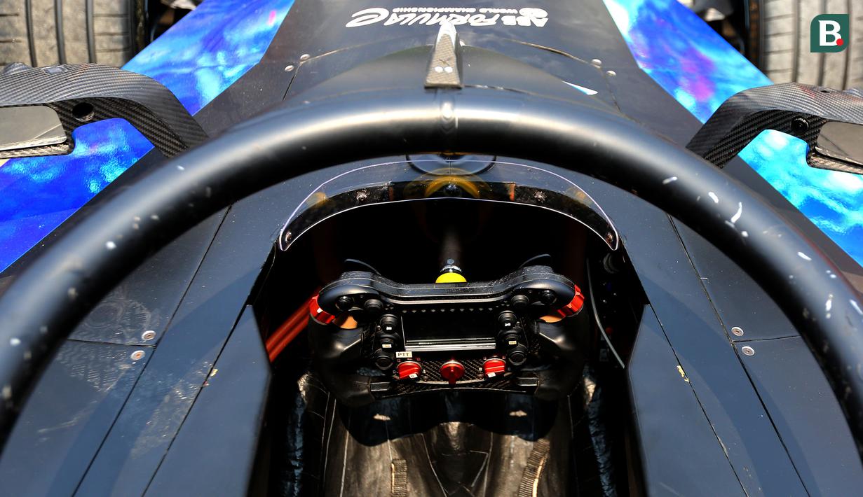 <p>Kemudi mobil Formula E terllihat pada acara Reveal of Gen3 Car (Unboxing) &amp; Final Update di AGI Jakarta International E-Prix, Ancol, Jakarta, Rabu (31/05/2023). (Bola.com/Bagaskara Lazuardi)</p>