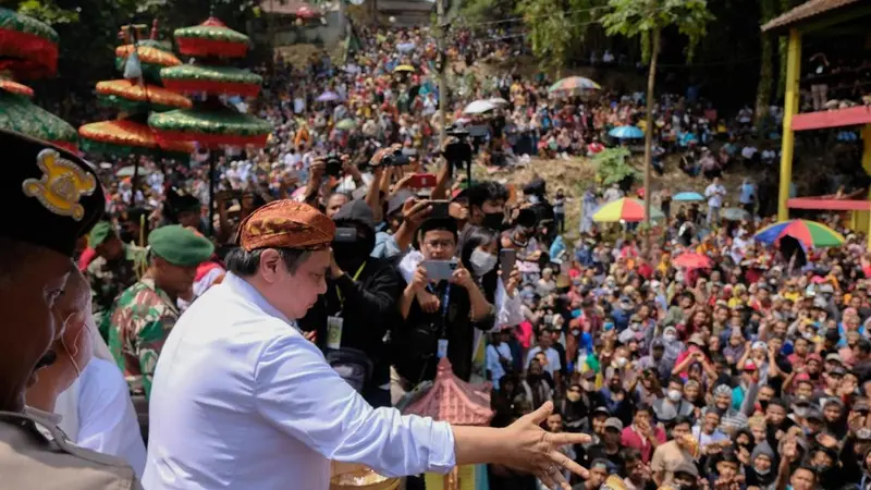 Menko Airlangga Hartarto saat acara saparan apem Yaa Qowiyyu di Klaten. (Istimewa).