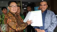 Wakil Ketua Umum PPP hasil Muktamar Bandung Emron Pangkapi (kiri) bersama Anggota DPR Fraksi PPP Irgan Chairul Mahfiz  (Liputan6.com/Helmi Afandi)