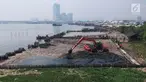 Petugas dengan menggunakan eskavator melakukan pengerukan sampah di kawasan Hutan Mangrove Ecomarine Muara Angke, Jakarta Utara, Minggu (18/3). Sampah itu terkumpul akibat gulungan ombak yang membawa sampah ke bibir pantai. (Liputan6.com/Arya Manggala)
