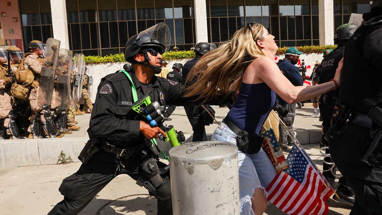 FOTO: Bentrokan Pecah Saat Aksi Menentang Presiden Donald Trump di Los Angeles