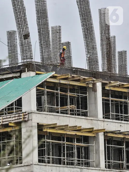 Pekerja menyelesaikan proyek pembangunan rumah susun sewa (Rusunawa) PIK Pulogadung, Jakarta, Kamis (25/2/2021). Total nilai kontrak pembangunan 10 rusun multiyears untuk kontrak fisik menghabiskan anggaran Rp 2,2 triliun. (merdeka.com/Iqbal S. Nugroho)