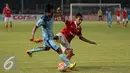 Bek Persija, Novri Setiawan (kanan) terjatuh saat berebut bola dengan pemain Persela di laga Torabika Soccer Championship presented by IM3 Ooredoo di Stadion GBK Jakarta, Jumat (13/5). Persijamenang 2-1 atas Persela. (Liputan6.com/Helmi Fithriansyah)