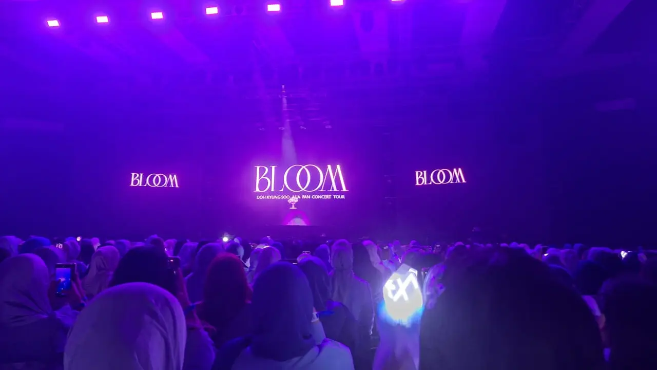 Ribuan penggemar yang memenuhi The Kasablanka Hall langsung memberikan sambutan hangat--termasuk dengan melambaikan lightstick EXO.