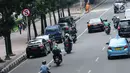 Sejumlah mobil parkir di jalur khusus motor di sekitar Jalan Medan Merdeka Barat, Jakarta, Kamis (1/3). Hal ini membuat pengendara sepeda motor kesulitan menggunakan jalur tersebut dan menggunakan lajur mobil. (Liputan6.com/Helmi Fithriansyah)