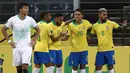 Pemain Brasil merayakan gol yang dicetak Roberto Firmino ke gawang Bolivia pada laga kualifikasi Piala Dunia 2020 di Corinthians Arena, Sabtu (10/10/2020) pagi WIB. Brasil menang 5-0 atas Bolivia. (AFP/Buda Mendes/pool)