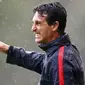 Pelatih Paris St Germain, Unai Emery memberikan instruksi ditengah terjangan hujan saat timnya melawan West Brom pada laga uji coba di Schladming Athletic Area, Austria, (13/7/2016). PSG menang 2-1. (Action Images via Reuters/Dominic Ebenbichler)