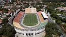 Pekerja membangun rumah sakit darurat bagi pasien terinfeksi Covid-19 di lapangan stadion Pacaembu, di Sao Paulo, Senin (23/3/2020). Sejumlah klub sepakbola papan atas Brasil meminjamkan stadion ke otoritas setempat untuk diubah menjadi rumah sakit atau klinik darurat virus corona. (AP/Andre Penner)