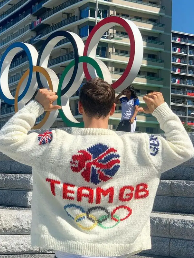 Tom Daley, Atlet Loncat Indah Inggris Viral Rajut Kardigan Spesial Olimpiade Tokyo 2020