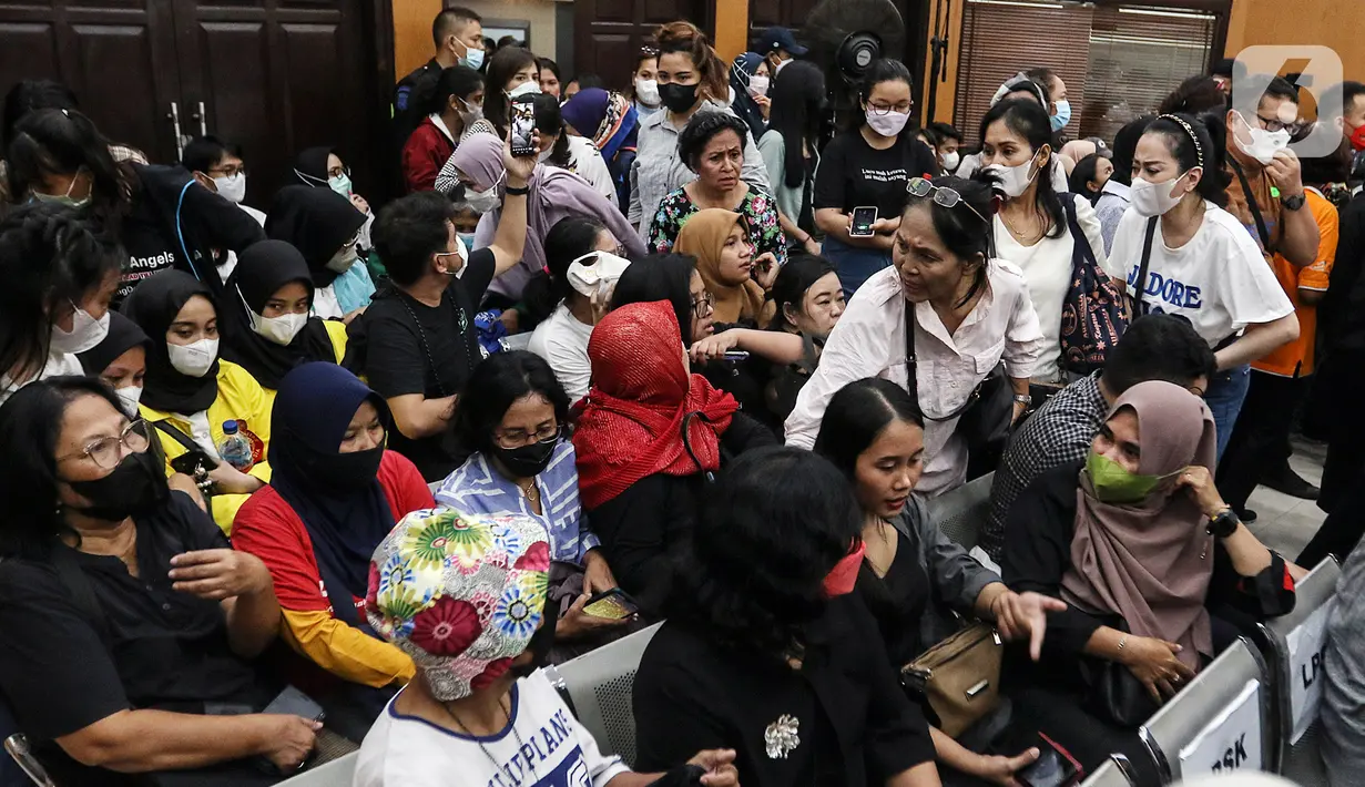 Elizer Angels, pendukung Richard Eliezer Pudihang Lumiu atau Bharada E saat menyaksikan terdakwa Richard Eliezer Pudihang Lumiu menjalani sidang dengan agenda pembacaan tuntutan oleh Jaksa Penuntut Umum (JPU) dalam kasus pembunuhan Brigadir Yosua Hutabarat atau Brigadir J di Pengadilan Negeri Jakarta Selatan, Rabu (18/1/2023). Richard Eliezer Pudihang Lumiu dituntut 12 tahun penjara. (Liputan6.com/Johan Tallo)