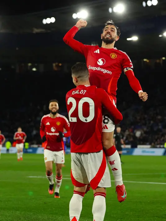 Manchester United mencetak gol ketiga lewat aksi Bruno Fernandes pada menit ke-90. (Adrian Dennis/AFP)