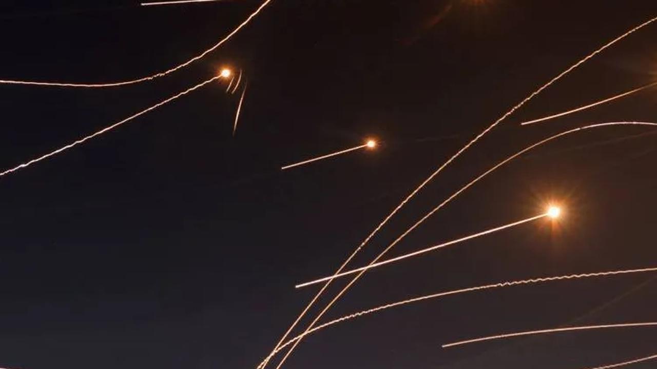 Banyaknya roket Hamas yang diluncurkan membuat Iron Dome Israel kewalahan.