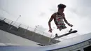 Imigran Venezuela, Alfonso Mendoza alias Alca berlatih skateboard di sebuah taman di Barranquilla, Kolombia, 28 September 2018. Alca tiba di Kolombia sembilan bulan lalu. (Raul ARBOLEDA/AFP)