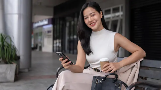 wanita juli tampak percaya diri