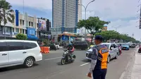 U-Turn di Jalan Raya Margonda tepatnya depan Apartemen Margonda Residance dibuka untuk mengurai kemacetan di Kota Depok. (Liputan6.com/Dicky Agung Prihanto)
