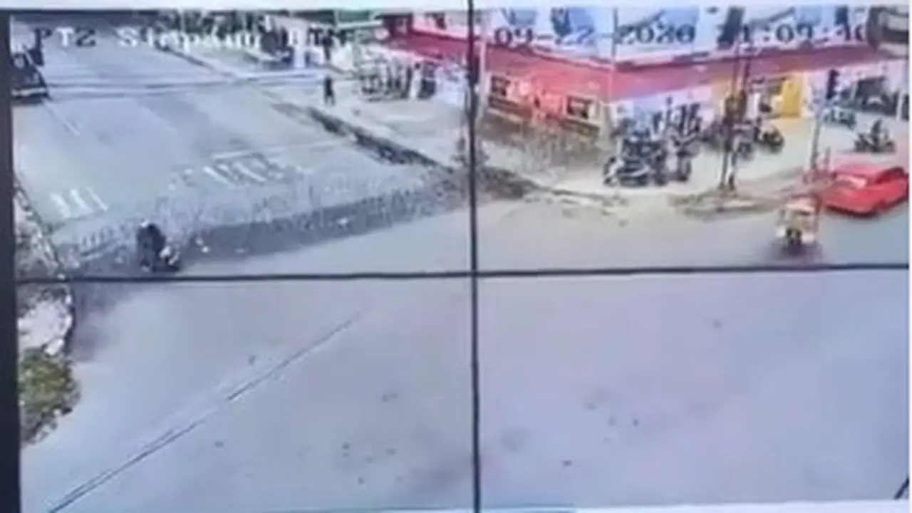 Seperti dilansir akun Instagram @agoez_bandz4, Rabu (14/10/2020), terlihat satu ruas jalan di perempatan ditutup pihak kepolisian dengan menggunakan pagar berduri.