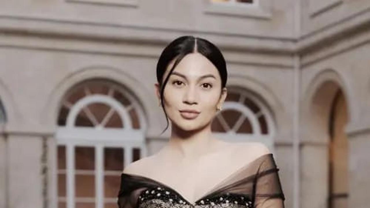 Potret Ariel Tatum dengan Busana Etnik Modern, Tampil Memukau