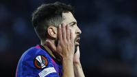 Bek Barcelona Jordi Alba bereaksi setelah kehilangan peluang mencetak gol ke gawang Eintracht Frankfurt pada leg 2 perempat final Liga Europa di Camp Nou, Jumat (15/4/2022). Kiprah Barcelona di Liga Europa harus terhenti di babak perempat final setelah kalah 2-3. (AP Photo/Joan Monfort)