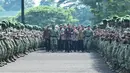 Jokowi berjalan ditengah pasukan baret hijau Kostrad saat mengunjungi Markas Divisi Infanteri 1 Kostrad Cilodong, Jawa Barat, Rabu (16/11).Presiden yang merupakan Panglima Tertinggi TNI ini disambut yel-yel 3.500 pasukan. (DOK. PENKOSTRAD)