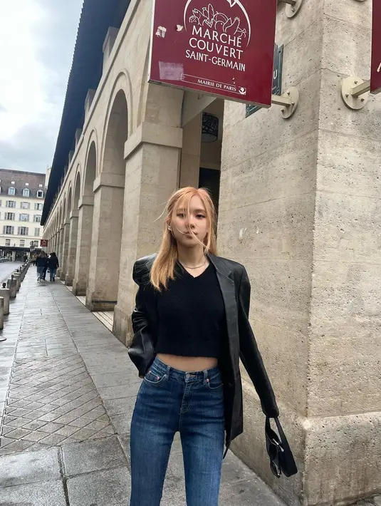 Tampilan yang lebih kasual dari Rose BLACKPINK mengenakan outfit hitam. Menikmati waktu berjalan-jalan di luar, Rose mengenakan atasan berwarna hitam yang ditumpuknya dengan oversized blazer yang juga berwarna hitam. Penampilannya ini ia sempurnakan dengan celana jeans, sneakers putih, dan mini hand bag. Foto: Instagram.