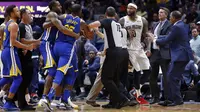 Bintang Golden State Warriors, Kevin Durant, bersitegang dengan center New Orleans Pelicans DeMarcus Cousins pada laga NBA di Smoothie King Center, Senin (4/12/2017) atau Selasa (5/12/2017). (AP Photo/Gerald Herbert)