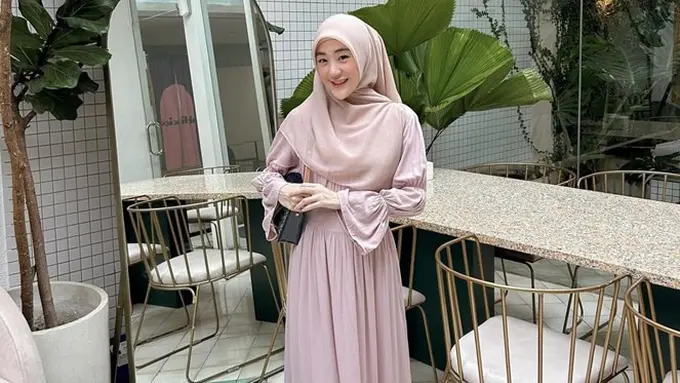 7 Potret Larissa Chou Pamer Baby Bump yang Mulai Terlihat