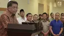 Ketum Partai Gerindra, Prabowo Subianto, Ketum PAN Zulkifli Hasan, Sekjen PAN Eddy Soeparno saat mendengarkan Presiden PKS, Sohibul Iman memberikan keterangan pers usai pertemuan tertutup di PKS, Jakarta, Minggu (24/12). (Liputan6.com/Faizal Fanani)