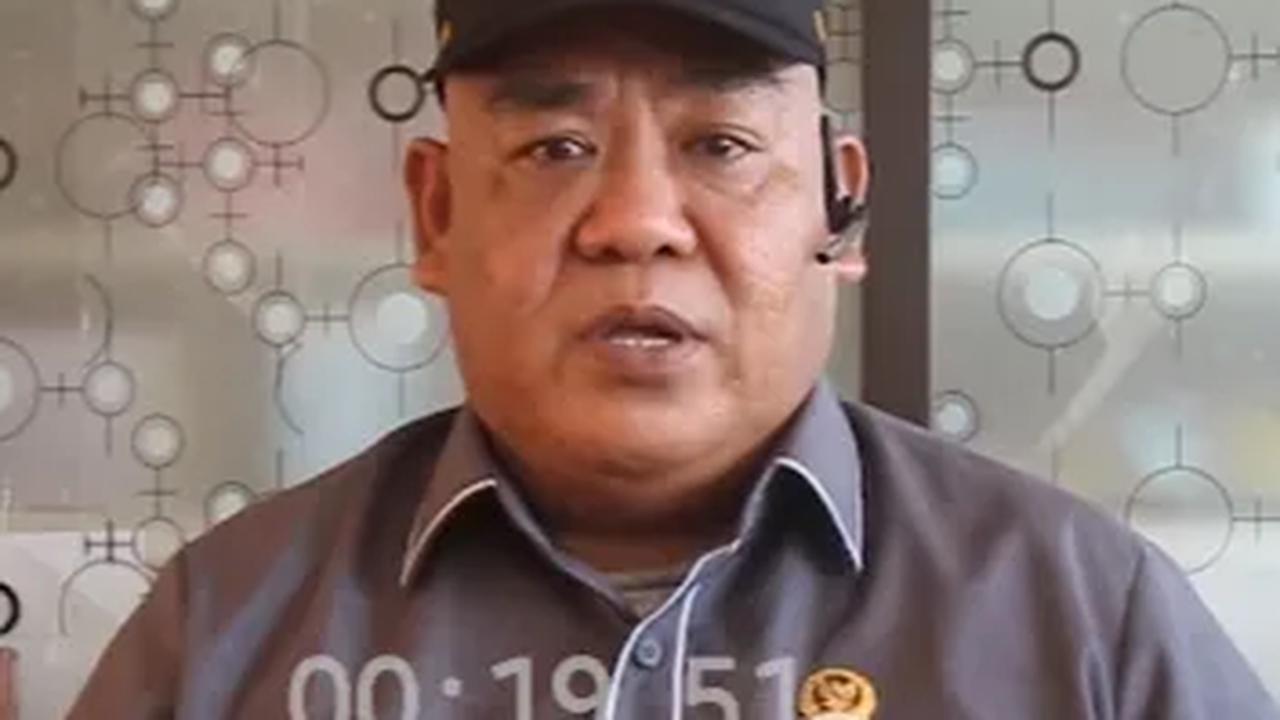 Siapa pun bisa menjadi malaikat bagi seseorang. Begitu pula dengan purnawirawan TNI AD ini. Ia mengasuh anak sahabatnya yang sudah meninggal sejak kecil.<br>