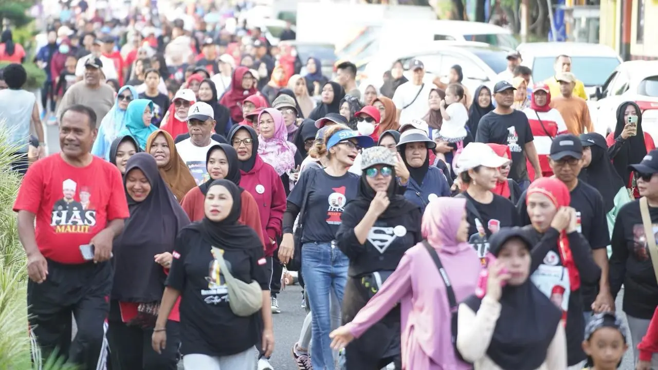 Relawan Pro'Jou Maluku Utara menggelar jalan sehat bersama pasangan calon gubernur dan wakil gubernur Maluku Utara, Sultan Husain Alting Sjah-Asrul Rasyid Ichsan (HAS), Minggu (3/11/2024) (Istimewa)