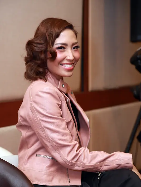 “Terserah kl ada yang bilang ini salah satu strategi Hollywood menggaet pasar Indonesia & Asia,tapi buat kyu,terlibatnya Kang Yayan dll, itu jalan Tuhan." tulis Ayu Dewi di serangkaian ‘caption’ fotonya. (Deki Prayoga/Bintang.com)