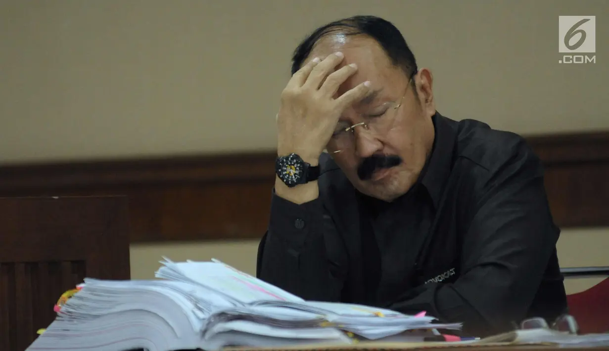 Terdakwa kasus dugaan merintangi penyidikan dugaan korupsi e-KTP, Fredrich Yunadi saat mengikuti sidang lanjutan di Pengadilan Tipikor, Jakarta, Kamis (22/3). Sidang mendengarkan keterangan saksi. (Liputan6.com/Helmi Fithriansyah)