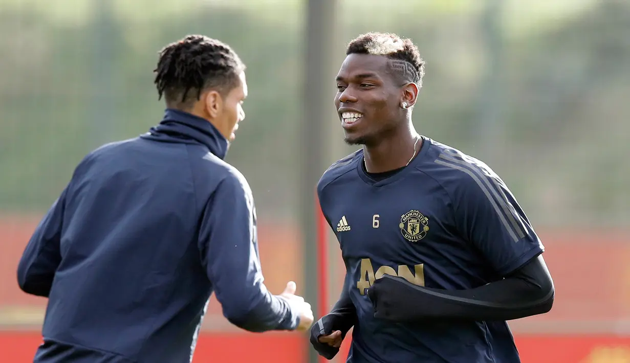 Pemain Manchester United, Paul Pogba (kanan) saat sesi latihan di Aon Training Complex, Manchester, Inggris, Senin (22/10). Saat ini, Juventus dan Manchester United belum pernah kemasukan alias gawang mereka masih 'perawan'. (Martin Rickett/PA via AP)