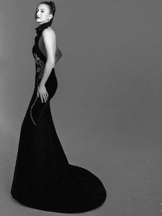 Pada potret lainnya, Raline Shah bergaya bak pengantin Tionghoa dengan gaun gelap [@theleonardi]