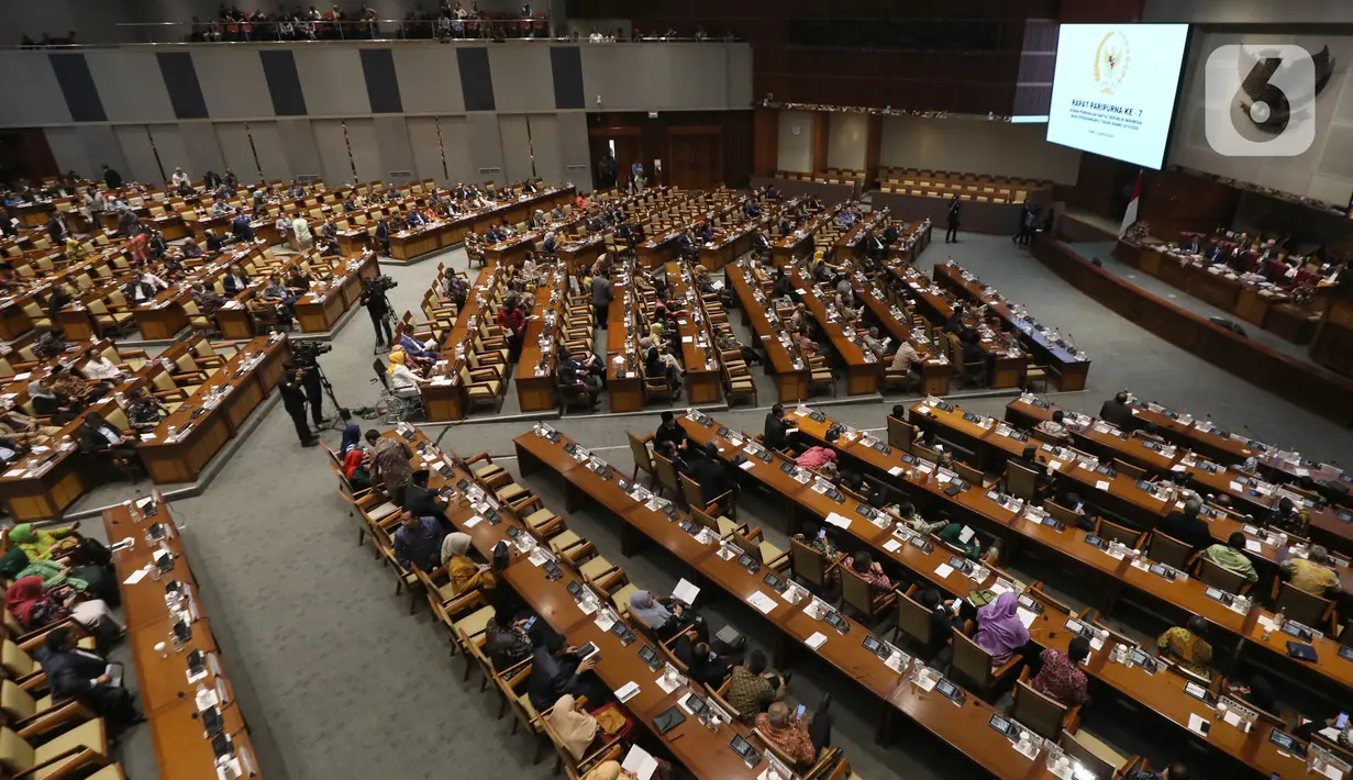 Suasana berlangsungnya Rapat Paripurna pembukaan Masa Sidangan II 2019-2020 di Kompleks Parlemen, Senayan, Jakarta, Senin (13/1/2020). Setidaknya 290 anggota DPR tak hadir dalam rapat paripurna dengan agenda pidato pembukaan Masa Sidang II tahun 2019-2020 tersebut. (Liputan6.com/Johan Tallo)