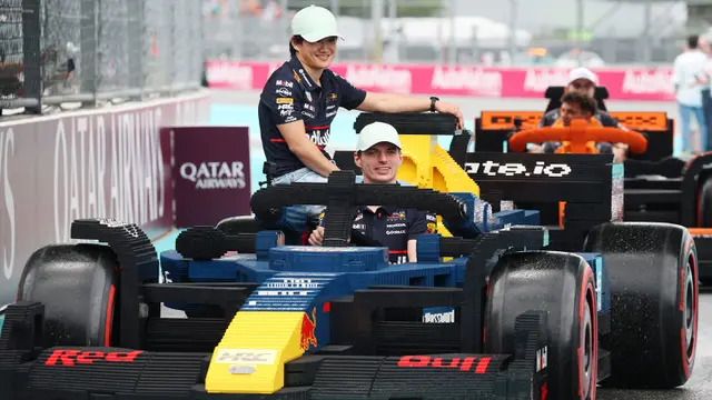 Foto: Momen Seru Para Pembalap Formula 1 Beradu Cepat dengan Mobil Lego sebelum GP Miami 2025