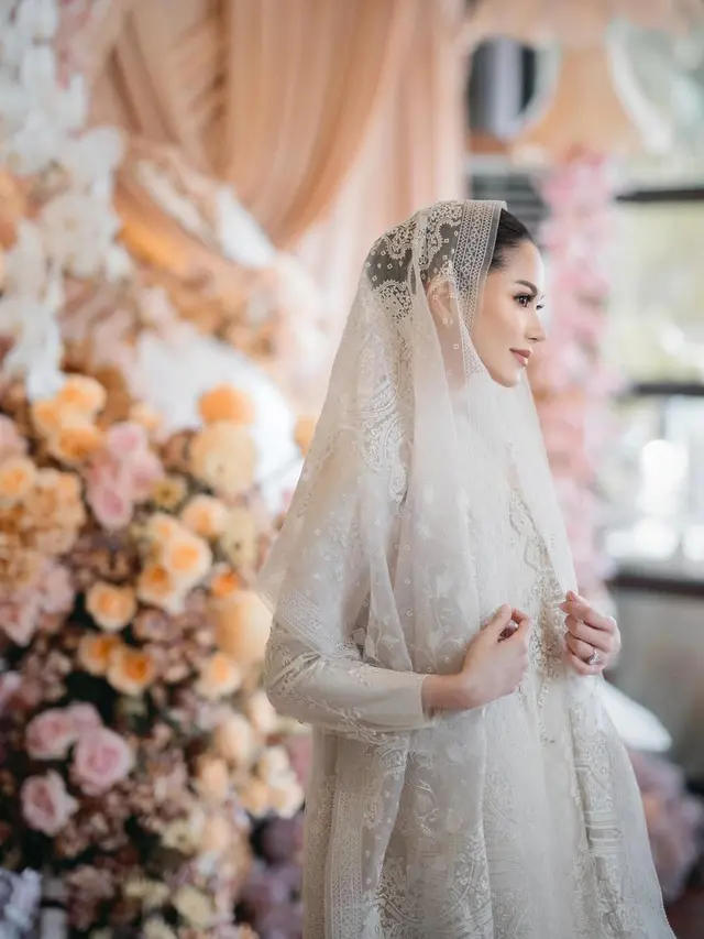 Model Sanggul Kecil untuk Acara Resmi (Instagram/@alyssadaguise)