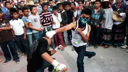 Ratusan anak melihat pertarungan dari Tradisi Xochimilcas di Zitlala, Guerrero, Meksiko (18/2). Tradisi ini merupakan simbol pembelaan terhadap kaum perempuan yang telah dilakukan selama bertahun-tahun. (AFP PHOTO/Pedro Pardo)