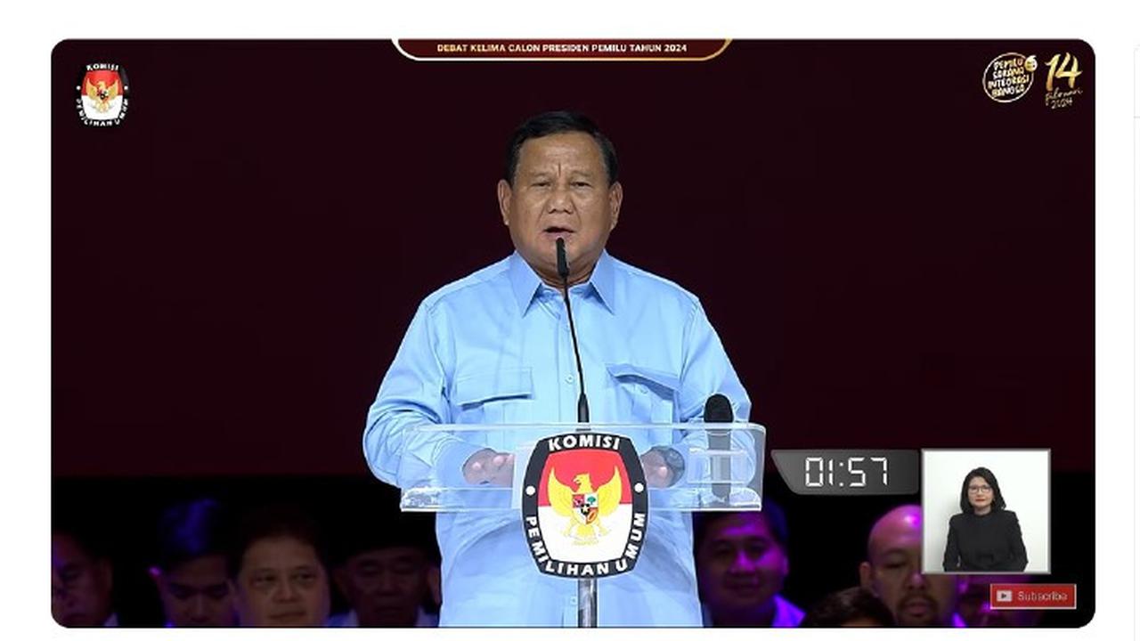 Calon Presiden (Capres) nomor urut 02 Prabowo Subianto saat membacakan visi misi di debat Pilpres 2024 terakhir yang digelar Minggu (4/2/2024) di Jakarta Convention Center (JCC), Senayan, Jakarta Pusat.