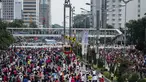 Warga beraktivitas saat Hari Bebas Kendaraan Bermotor (HBKB) di kawasan Bundaran Hotel Indonesia, Jakarta, Minggu (28/12/2014). (Liputan6.com/Faizal Fanani)