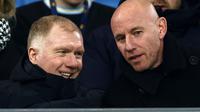 CEO dan co-owner Salford City Nicky Butt (kanan) dan co-owner Paul Scholes bereaksi menjelang pertandingan putaran ketiga Piala FA Inggris antara Manchester City dan Salford City di Stadion Etihad di Manchester, Inggris barat laut, pada 11 Januari 2025. (Darren Staples/AFP)