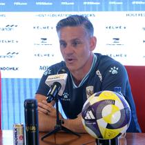 Pelatih kepala Timnas Indonesia, John Herdman (kanan) memberikan keterangan dalam sesi konferensi pers menjelang FIFA Series melawan St Kitts and Navis di Stadion Utama Gelora Bung Karno (SUGBK), Senayan, Jakarta, Kamis (26/03/2026). (Bola.com/M Iqbal Ichsan)