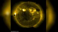 Kotak berwarna hitam di dekat Matahari yang didapat dari satelit Solar and Heliospheric Observatory (Solar and Heliospheric Observatory)