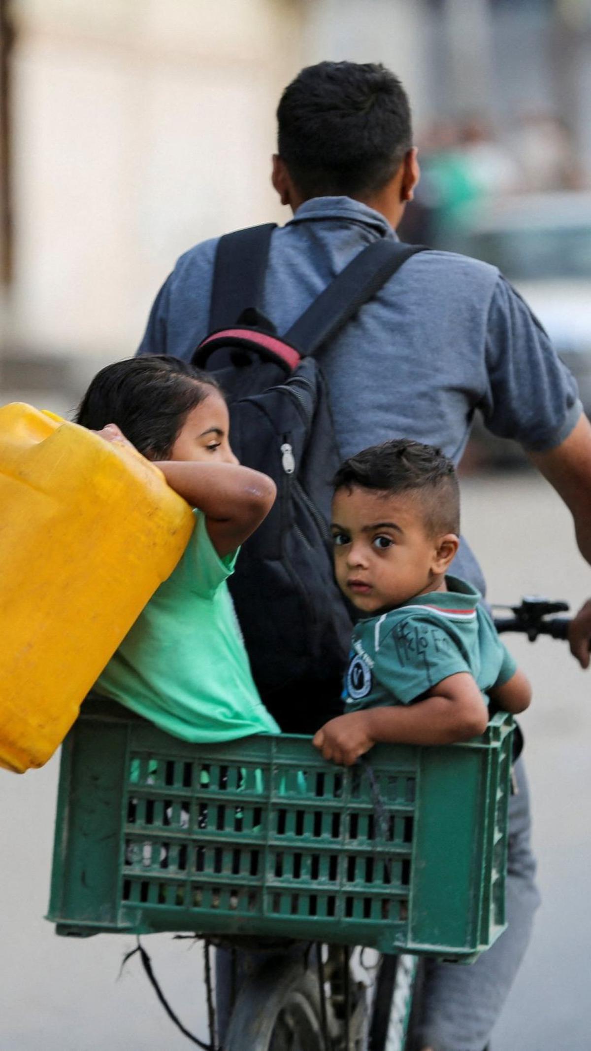 Kamp pengungsian yang seharusnya menjadi zona aman ternyata tak luput dari target serangan Israel.&nbsp;Foto: REUTERS/Hatem Khaled