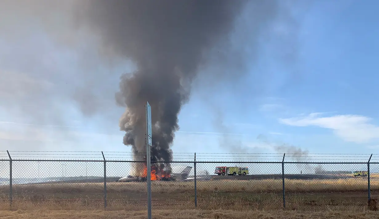 Sebuah pesawat jet terbakar sesaat setelah gagal lepas landas di Bandara Oroville, California, Rabu (21/8/2019). Sebanyak 10 penumpang dan kru berhasil menyelamatkan diri sebelum pesawat yang sempat keluar dari landasan pacu itu akhirnya terbakar. (California Highway Patrol via AP)