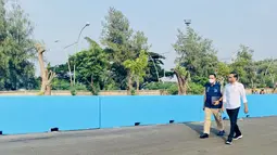 Presiden Joko Widodo bersama Gubernur DKI Jakarta saat meninjau lokasi sirkuit Formula E di Ancol, Jakarta, Senin (25/4/2022). Jokowi yang ditemui usai berkeliling sirkuit Formula E mengatakan dirinya ingin melihat langsung persiapan balap mobil listrik ini. (Foto: Laily Rachev - Biro Pers Sekretariat Presiden)