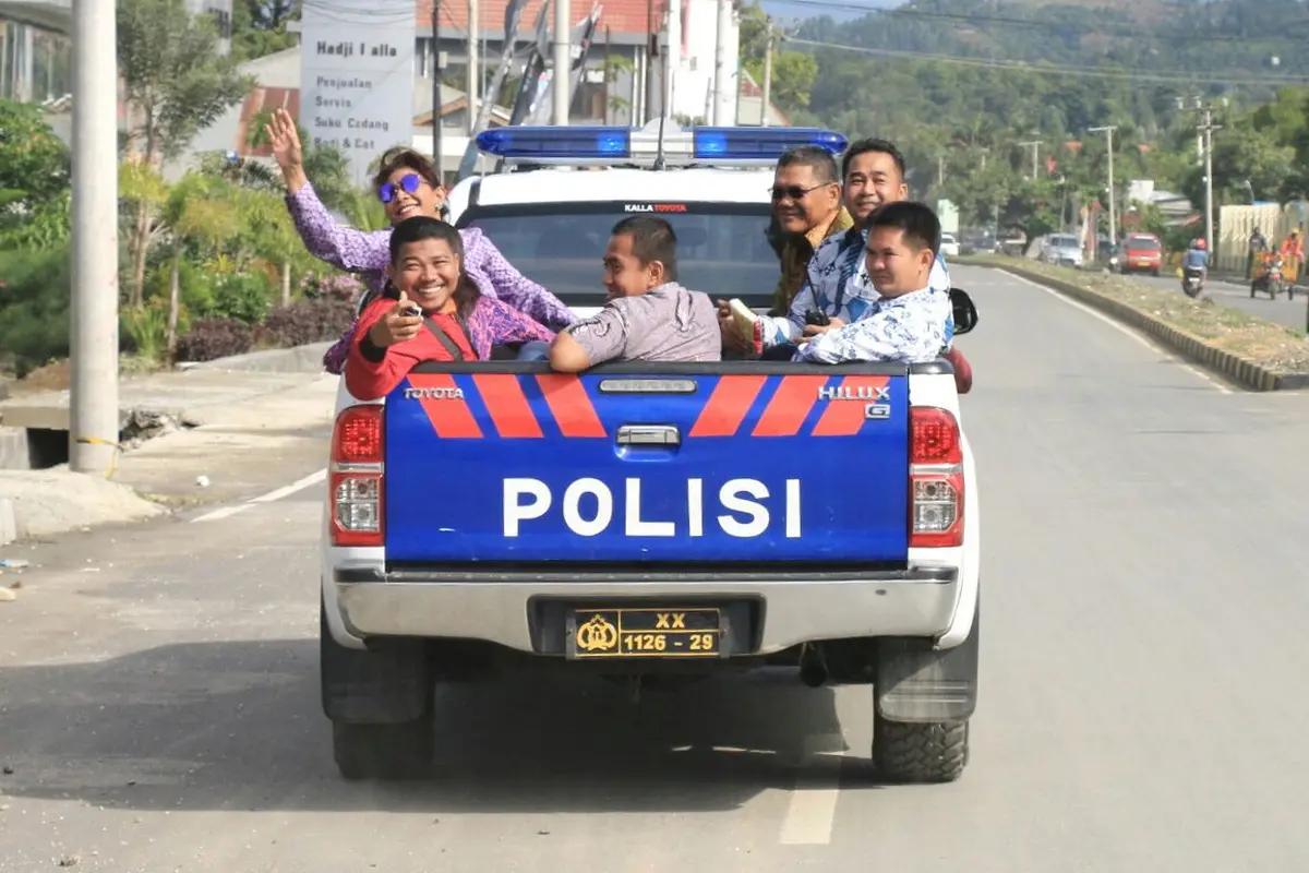 [Bintang] Kunjungi Kolaka, Menteri Susi Pudjiastuti Konvoi di Mobil Bak