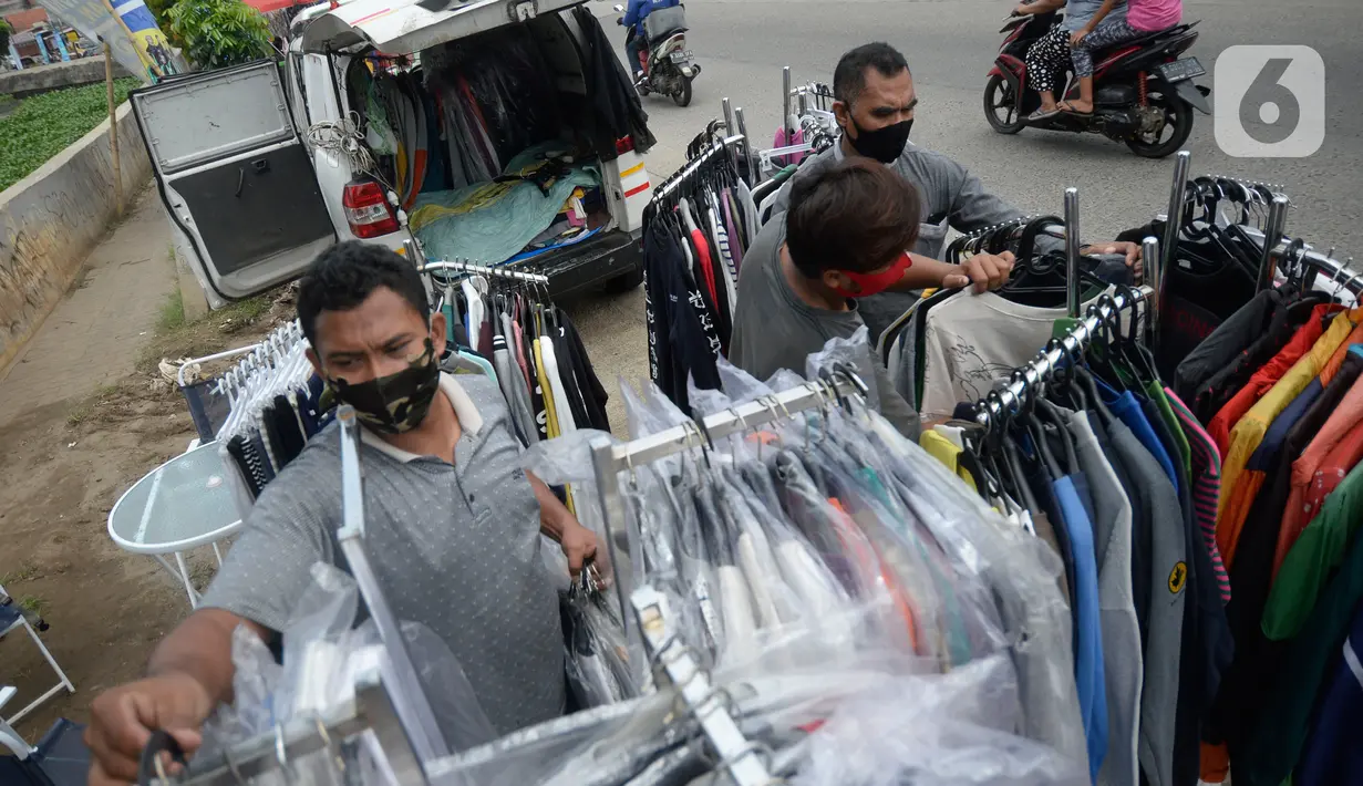 Ridwan (40) menata baju seken (baju bekas) impor di Pamulang, Tangerang Selatan, Banten, Senin (29/9/2020). Sebelumnya Ridwan merupakan pengusaha alat sewa pesta, karena kondisi pandemi Covid-19 sepi hajatan iya beralih menjual baju bekas demi memenuhi kebutuhan sehari-hari. (merdeka.com/Dwi Narwoko