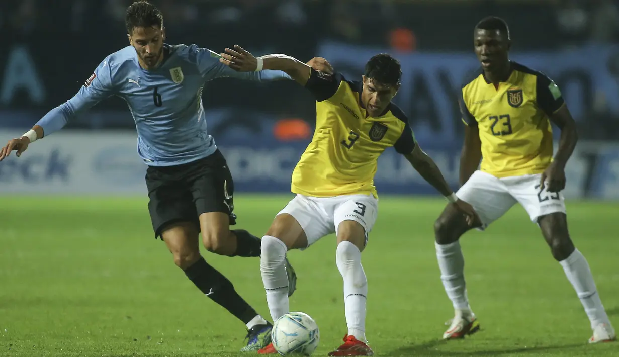 Gelandang Uruguay, Rodrigo Bentancur dan bek Ekuador, Piero Hincapie berebut bola pada lanjutan Kualifikasi Piala Dunia 2022 zona Amerika Selatan di Estadio Campeón del Siglo, Jumat (10/9/2021) pagi WIB. Uruguay menang tipis 1-0 lewat gol gasto Pereiro. (Ernesto Ryan / POOL / AFP)