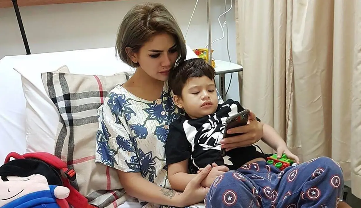 Wajah cemas Nikita Mirzani tampak jelas saat menemani Azqa yang sedang sakit. Sebagai sosok ibu yang baik, Nikita menghibur anaknya yang terkulai lemas karena diinfus.(Liputan6.com/Instagram/nikitamirzanimawardi_17)