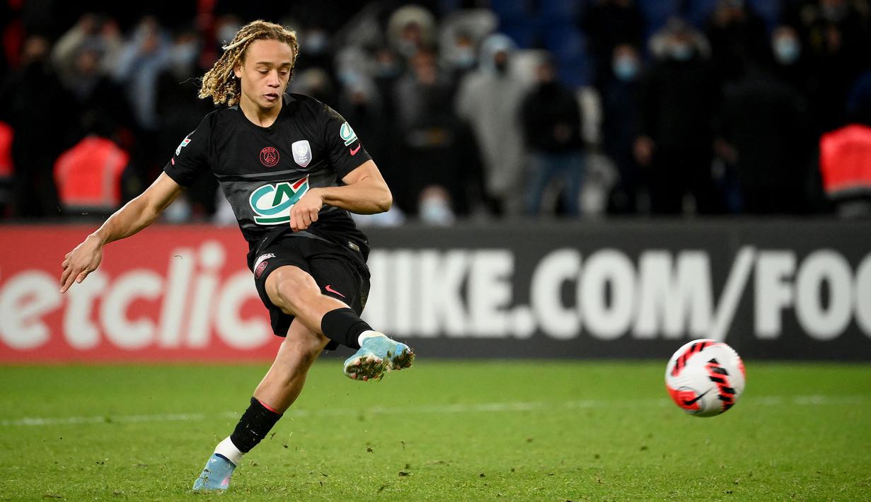Xavi Simons merupakan pemain muda jebolan akademi La Masia. Pada 2019 lalu, ia kemudian menandatangani kontrak tiga tahun dengan PSG. Sayangnya, pemuda 16 tahun tersebut belum mampu membuat kesan di Parc de Princes dan hanya mencatatkan 7 penampilan sejauh ini. (AFP/Franck Fife)